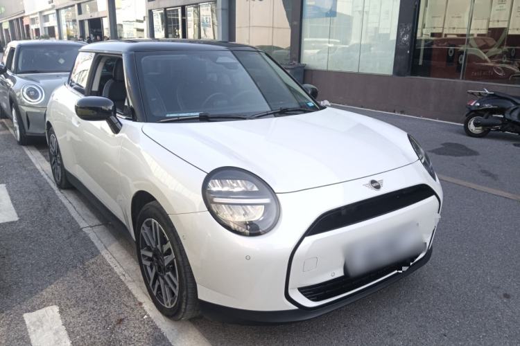 Used MINI Electric COOPER 2024 456km COOPER E Classic Edition Front Right 45 Deg
