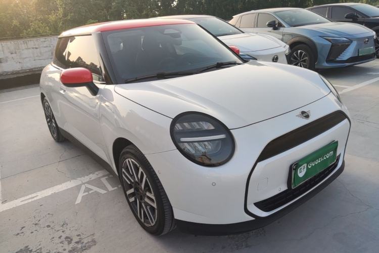 Used MINI Electric COOPER 2024 456km COOPER E Classic Edition Front Right 45 Deg