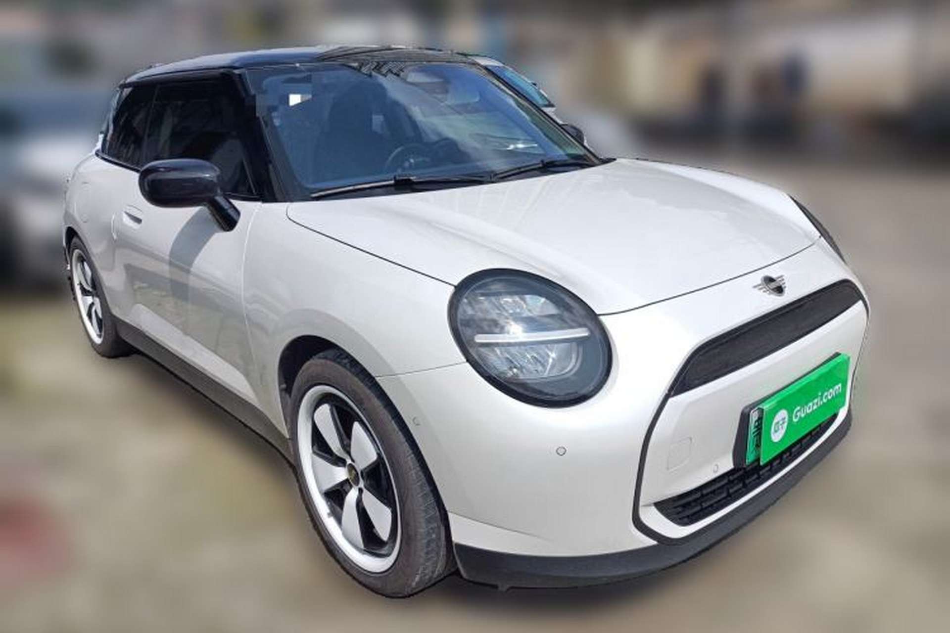 Used MINI Electric COOPER 2024 456km COOPER E Classic Edition Front Right 45 Deg