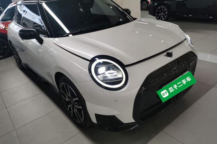 Used MINI Electric COOPER 2024 452km COOPER SE Racing Driver Front Right 45 Deg