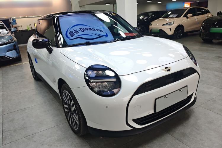 Used MINI Electric COOPER 2024 456km COOPER E Classic Edition Front Right 45 Deg