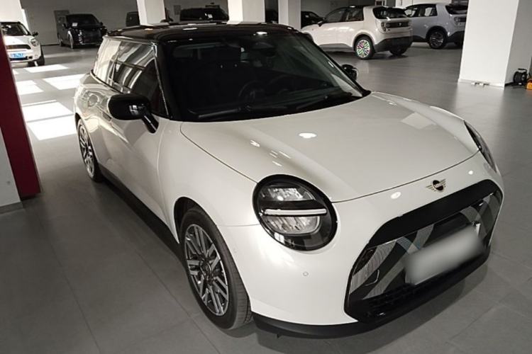 Used MINI Electric COOPER 2024 456km COOPER E Classic Edition Front Right 45 Deg