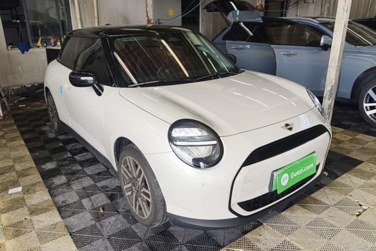 Used MINI Electric COOPER 2024 456km COOPER E Classic Edition Front Right 45 Deg