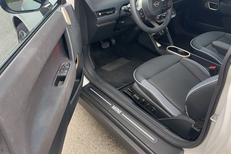 Used MINI Electric COOPER 2024 452km COOPER SE Artist Interior 1