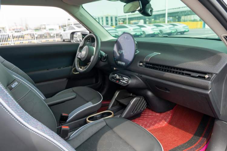 Used MINI Electric COOPER 2024 452km COOPER SE Artist Interior 2