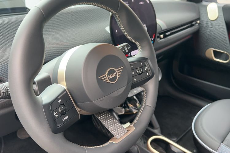 Used MINI Electric COOPER 2024 452km COOPER SE Artist Interior 2