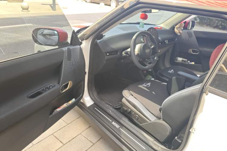 Used MINI Electric COOPER 2024 452km COOPER SE Artist Interior 3