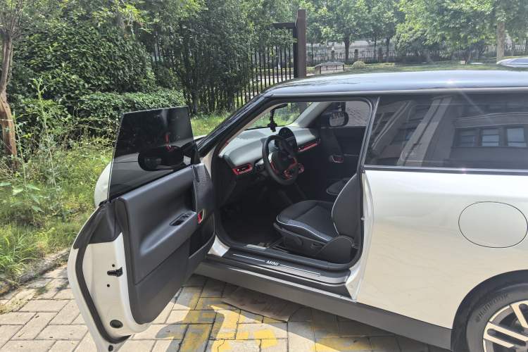 Used MINI Electric COOPER 2024 456km COOPER E Classic Edition Interior 3