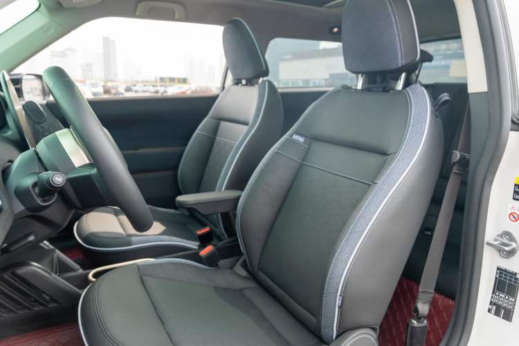 Used MINI Electric COOPER 2024 452km COOPER SE Artist Interior 4