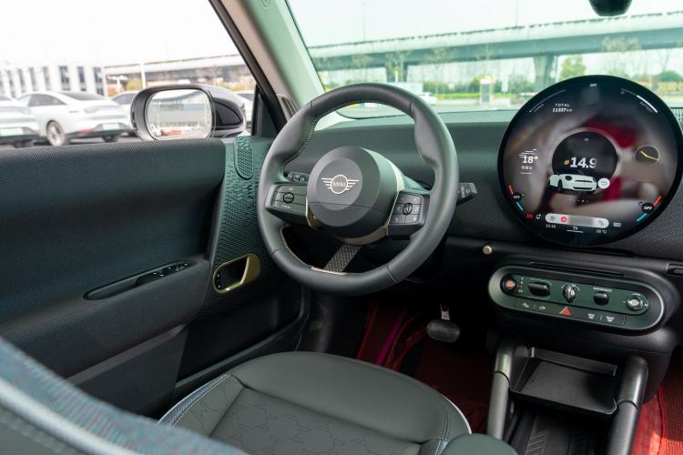 Used MINI Electric COOPER 2024 452km COOPER SE Artist Interior 8