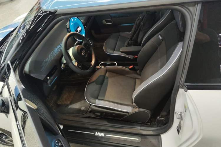 Used MINI Electric COOPER 2024 452km COOPER SE Artist Left Front Seat