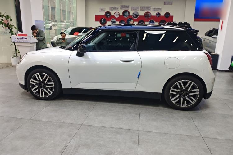 Used MINI Electric COOPER 2024 456km COOPER E Classic Edition Left Side
