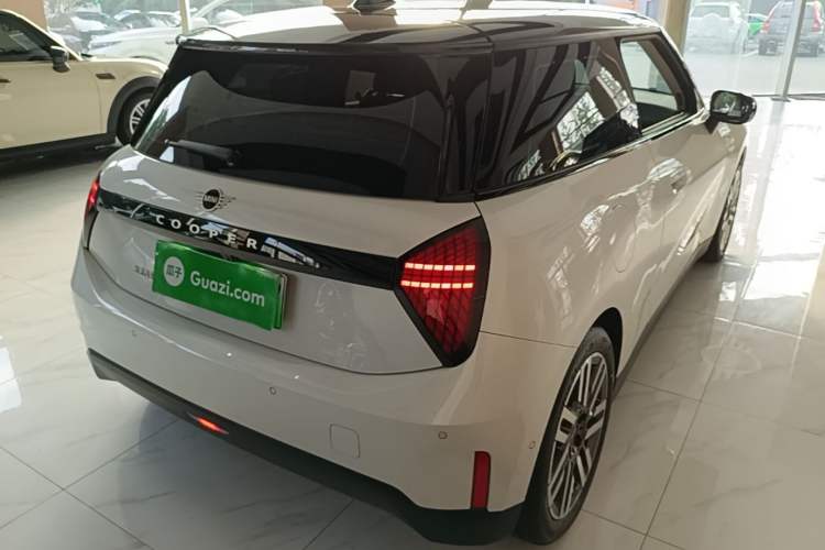 Used MINI Electric COOPER 2024 456km COOPER E Classic Edition Rear Right 45 Deg