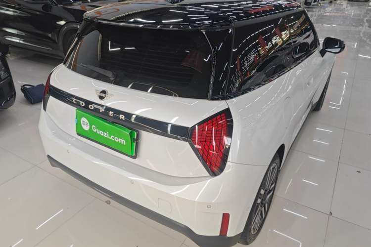 Used MINI Electric COOPER 2024 456km COOPER E Classic Edition Rear Right 45 Deg