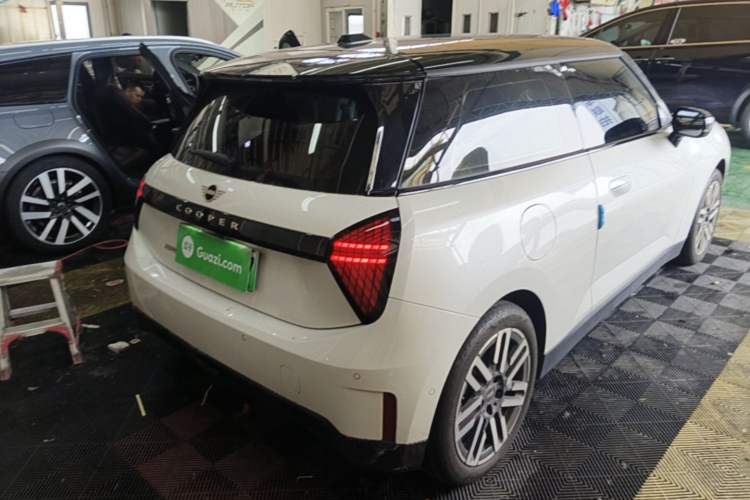 Used MINI Electric COOPER 2024 456km COOPER E Classic Edition Rear Right 45 Deg