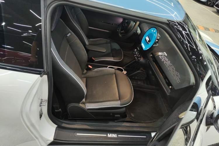 Used MINI Electric COOPER 2024 452km COOPER SE Artist Right Front Seat