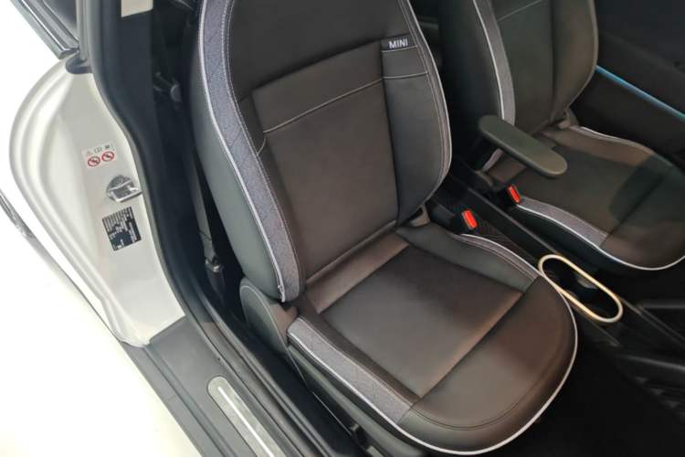 Used MINI Electric COOPER 2024 452km COOPER SE Artist Right Front Seat