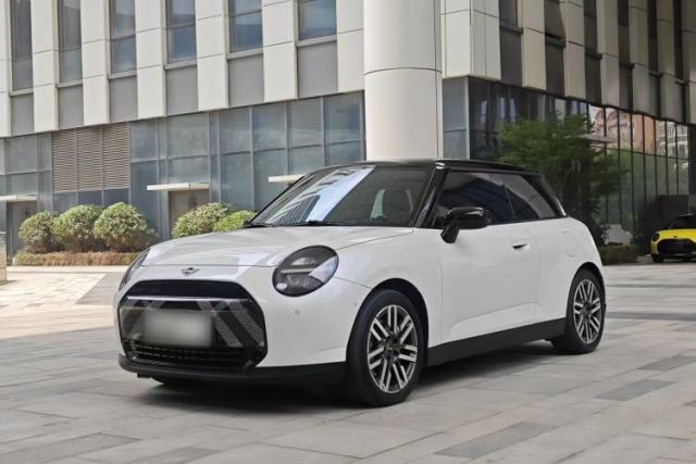 Używany MINI Electric COOPER 2024 456km COOPER E Classic Edition