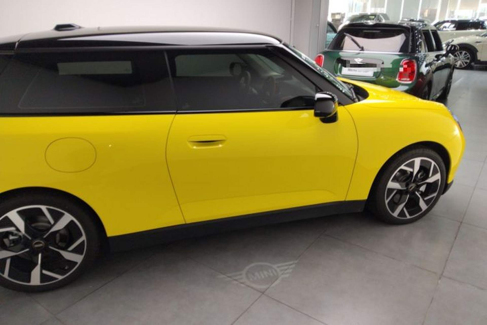 Used MINI Electric COOPER 2024 452km COOPER SE Artist Exterior 2