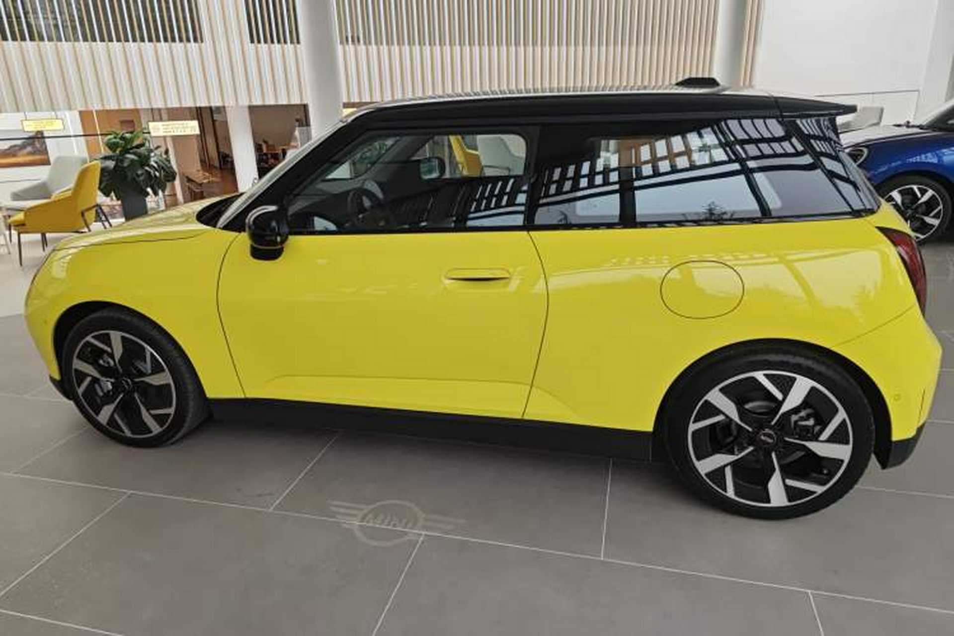 Used MINI Electric COOPER 2024 452km COOPER SE Artist Exterior 3
