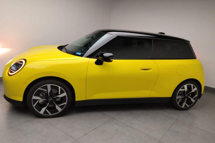 Used MINI Electric COOPER 2024 452km COOPER SE Artist Exterior 3