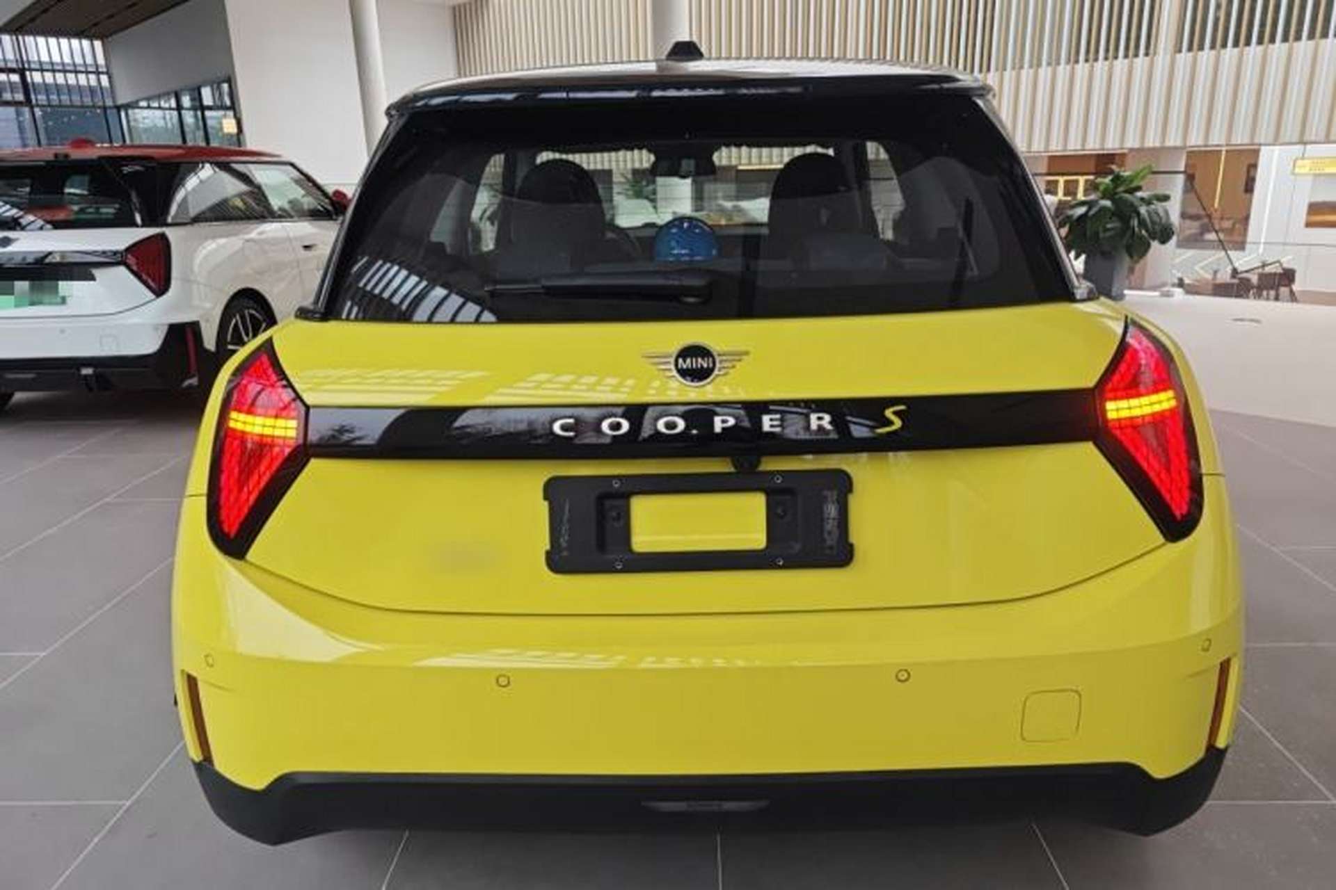 Used MINI Electric COOPER 2024 452km COOPER SE Artist Exterior 4