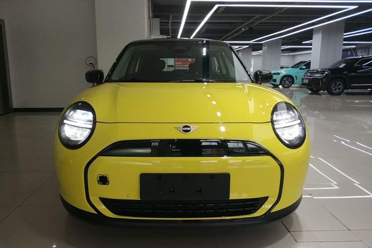 Used MINI Electric COOPER 2024 456km COOPER E Classic Edition Front