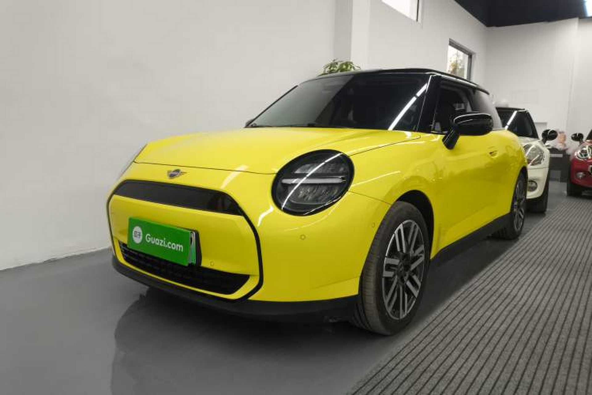 Used MINI Electric COOPER 2024 456km COOPER E Classic Edition Front Left 45 Deg