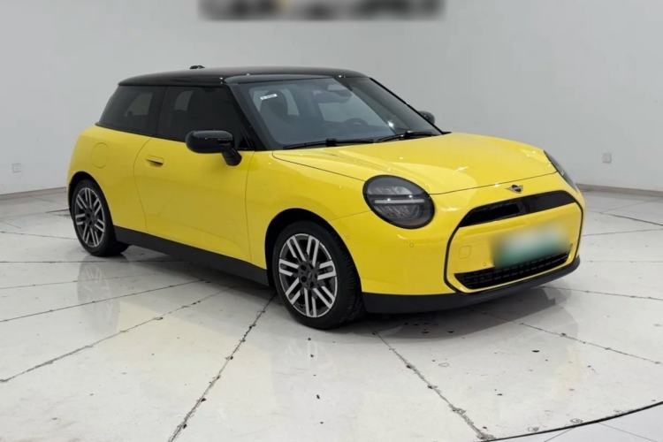 Used MINI Electric COOPER 2024 456km COOPER E Classic Edition Front Right 45 Deg