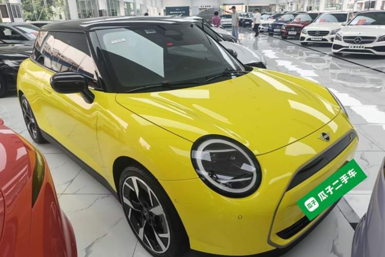 Used MINI Electric COOPER 2024 452km COOPER SE Artist Front Right 45 Deg