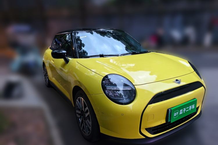 Used MINI Electric COOPER 2024 456km COOPER E Classic Edition Front Right 45 Deg