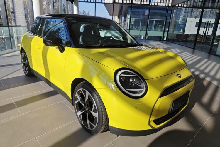 Used MINI Electric COOPER 2024 452km COOPER SE Artist Front Right 45 Deg