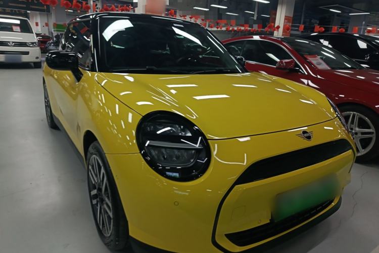 Used MINI Electric COOPER 2024 456km COOPER E Classic Edition Front Right 45 Deg