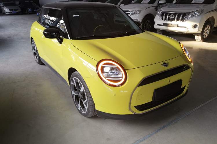 Used MINI Electric COOPER 2024 452km COOPER SE Artist Front Right 45 Deg