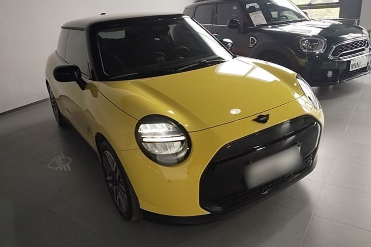 Used MINI Electric COOPER 2024 456km COOPER E Classic Edition Front Right 45 Deg