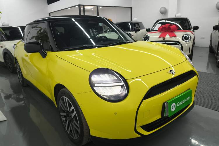Used MINI Electric COOPER 2024 456km COOPER E Classic Edition Front Right 45 Deg