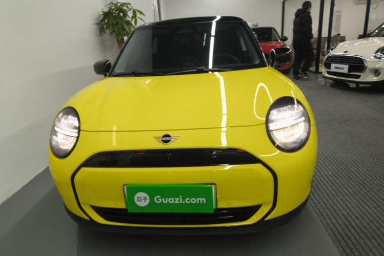 Used MINI Electric COOPER 2024 456km COOPER E Classic Edition Front