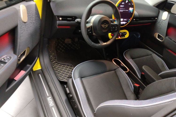 Used MINI Electric COOPER 2024 452km COOPER SE Artist Interior 3