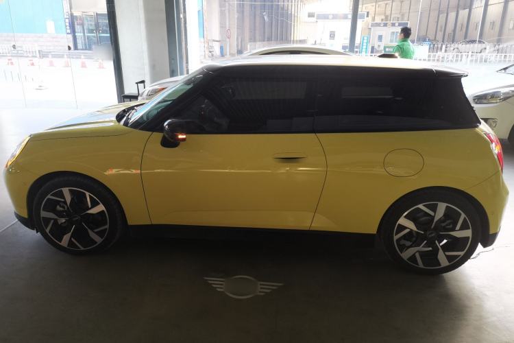 Used MINI Electric COOPER 2024 452km COOPER SE Artist Left Side
