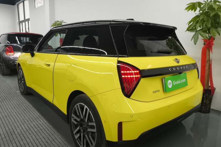 Used MINI Electric COOPER 2024 456km COOPER E Classic Edition Rear Left 45 Deg