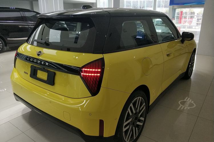 Used MINI Electric COOPER 2024 456km COOPER E Classic Edition Rear Right 45 Deg