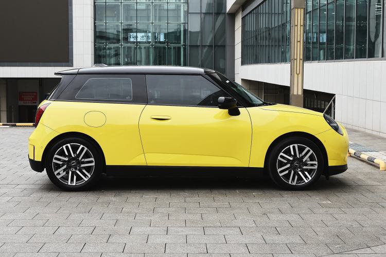 Used MINI Electric COOPER 2024 456km COOPER E Classic Edition Right Side