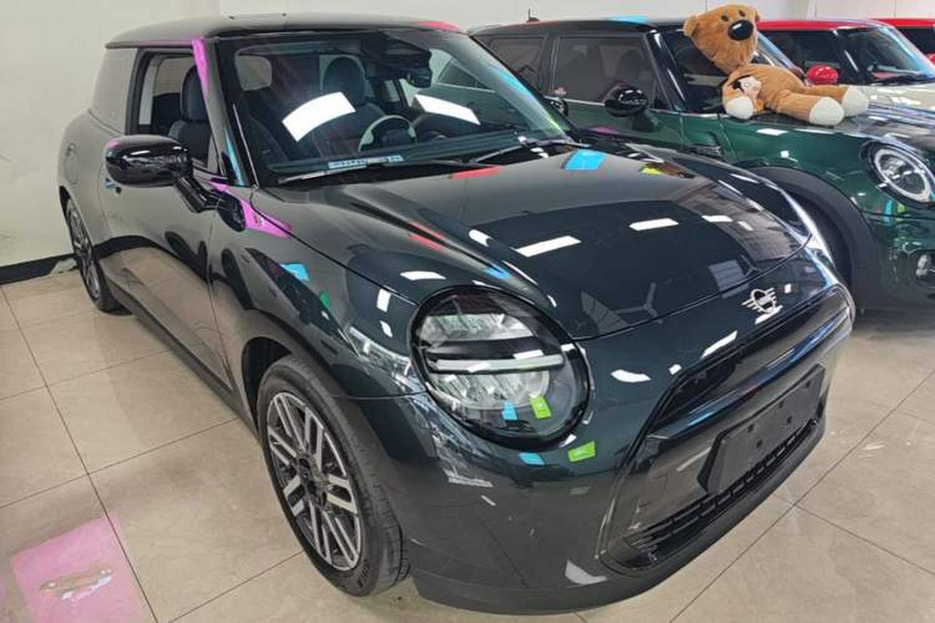 Used MINI Electric COOPER 2025 456km COOPER E Classic Style Front Right 45 Deg
