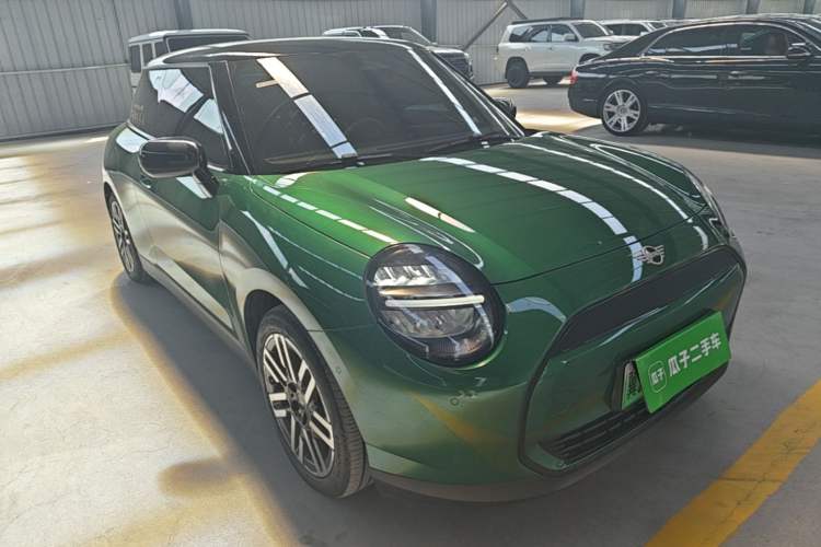 Used MINI Electric COOPER 2025 456km COOPER E Classic Style Front Right 45 Deg