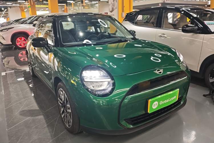 Used MINI Electric COOPER 2025 456km COOPER E Classic Style Front Right 45 Deg
