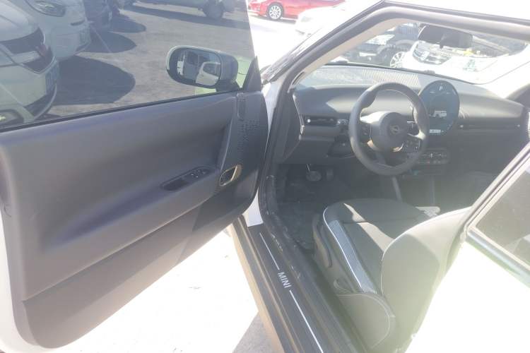 Used MINI Electric COOPER 2025 456km COOPER E Classic Style Interior 3