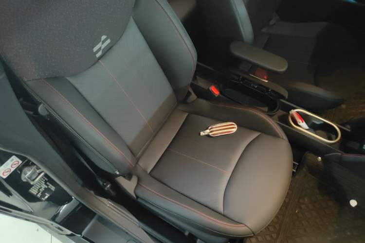 Used MINI Electric COOPER 2025 452km COOPER SE Spring by the Sea Limited Edition Right Front Seat
