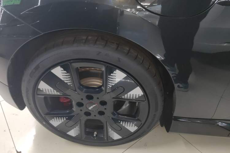 Used MINI Electric COOPER 2025 452km COOPER SE Spring by the Sea Limited Edition Right Rear Wheel Hub