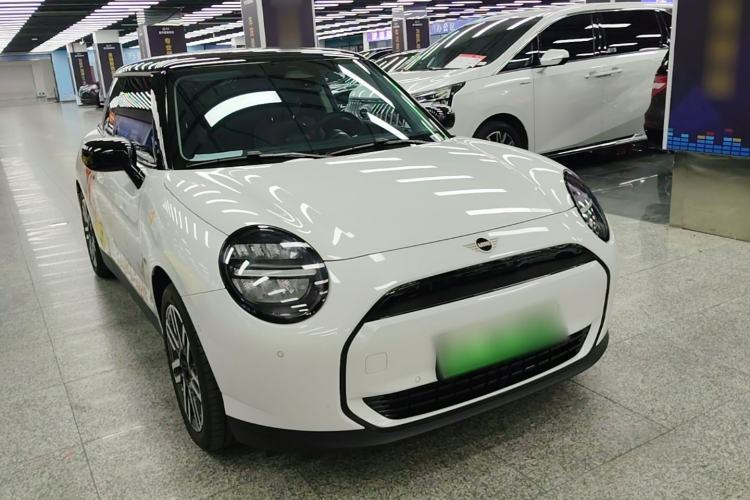 Used MINI Electric COOPER 2025 456km COOPER E Classic Style Front Right 45 Deg