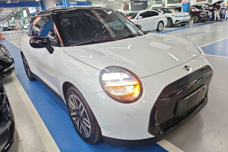 Used MINI Electric COOPER 2025 Model Facelift 466km COOPER E Classic Style Front Right 45 Deg
